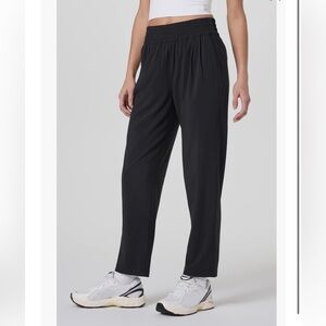 NWOT Vuori Villa Ankle Pants in Black Sz Small